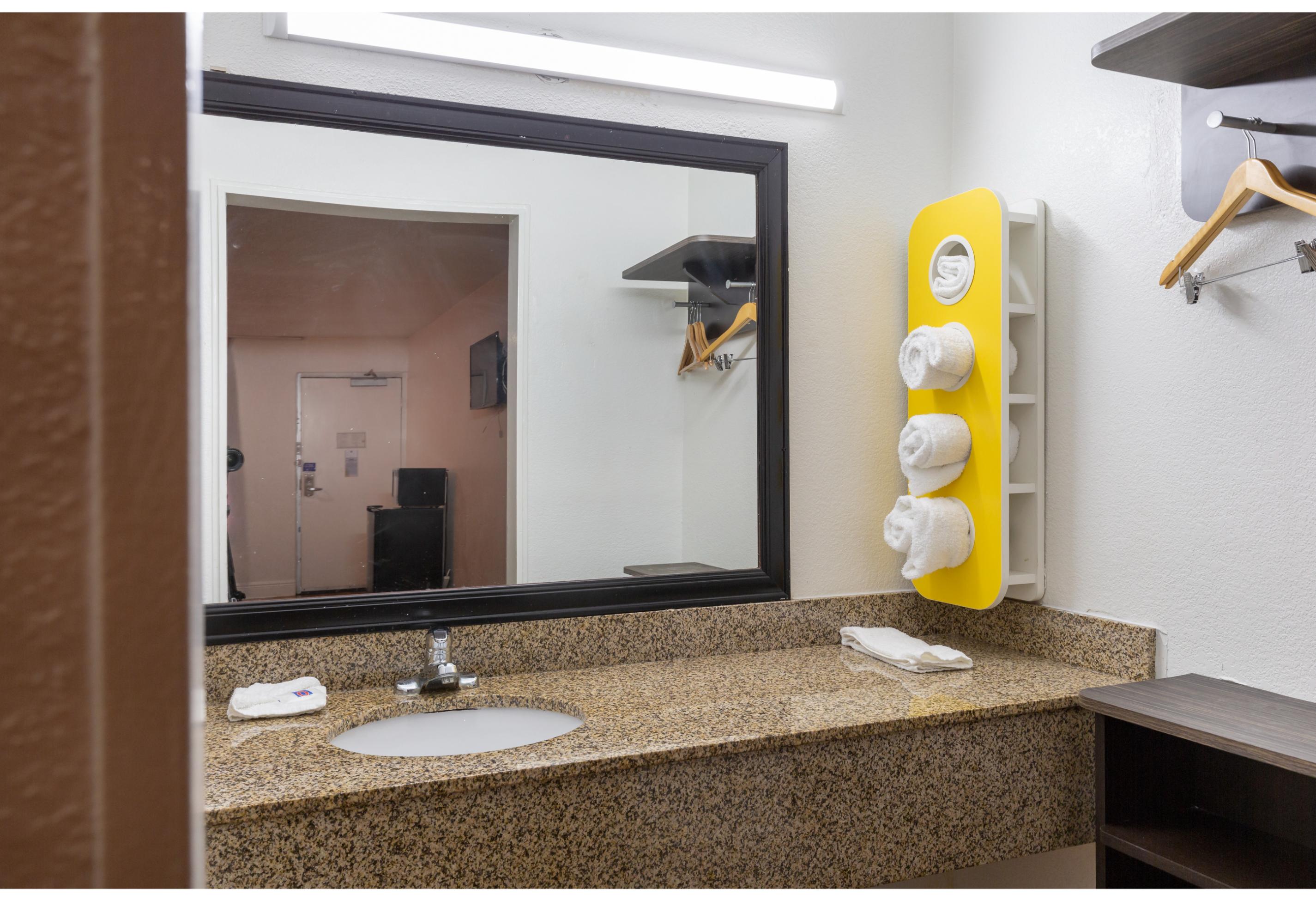 غرفة بسرير كينج لذوي الإعاقة، Motel6 Houston Tx East 5/5