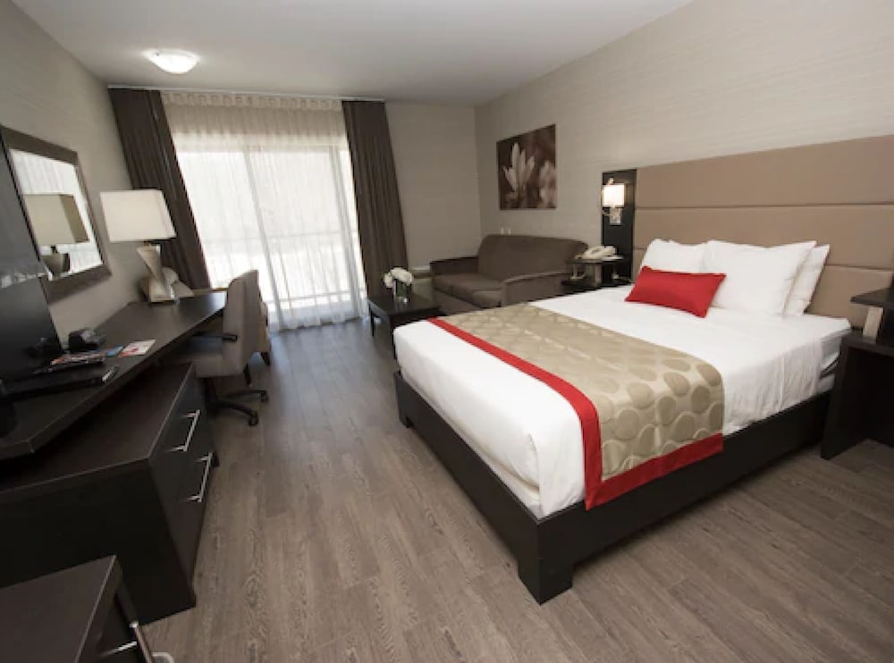 DELUXE, QUEEN BED, WATER FRONT