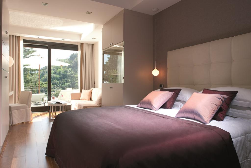 Deluxe, Double Bed, Lateral Side Sea View
