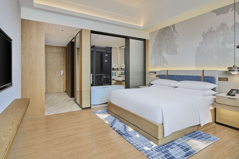 GUEST ROOM, KING BED, HIGH FLOOR