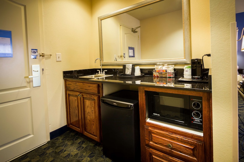 Hampton Inn Suites Natchez 64/78