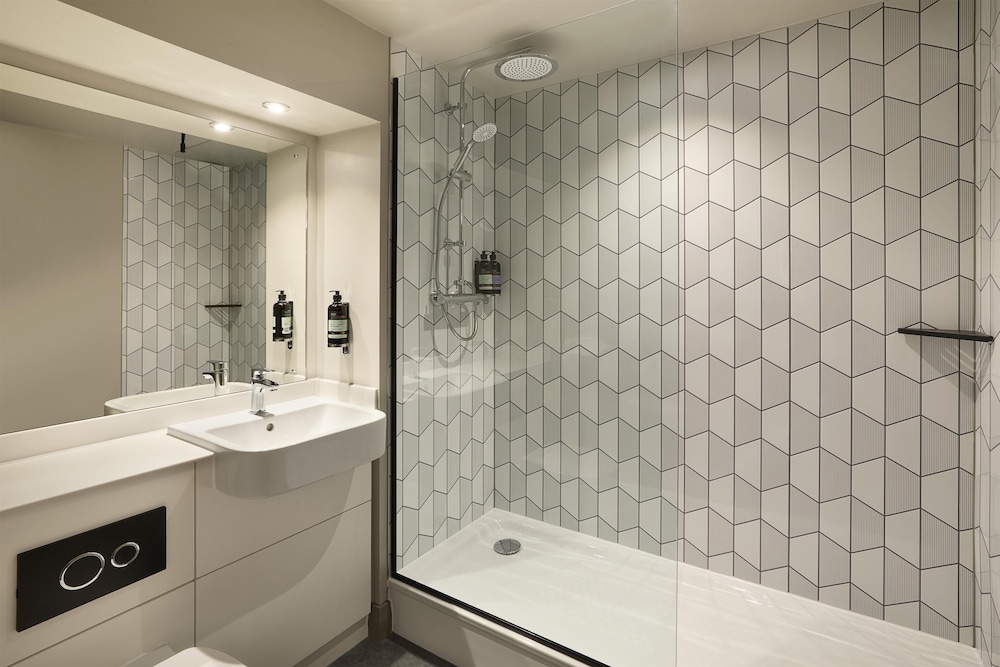 Premier Inn London Heathrow Airport T2 And T3 Bath Road 58/58
