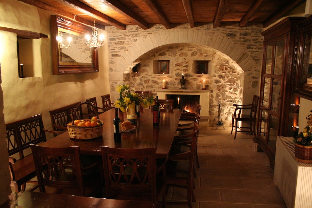 Pyrgos Petropoulaki 32/50