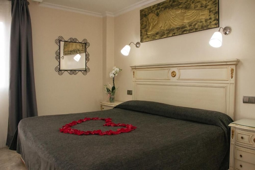 ROOM, DOUBLE BED
