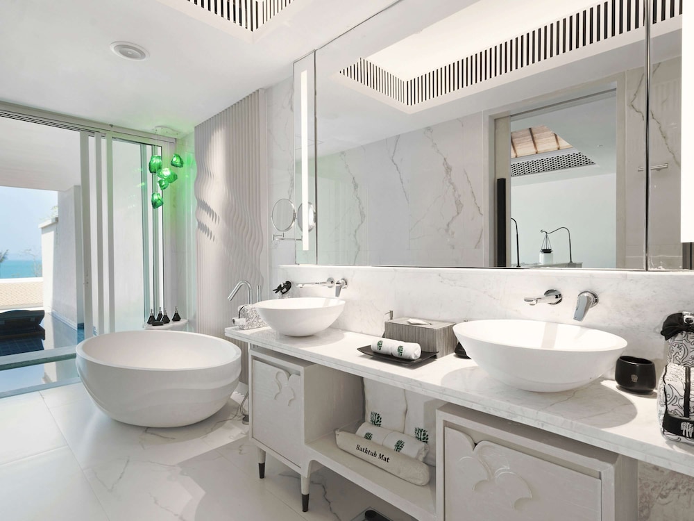 Partial Ocean Pool Suite Twin