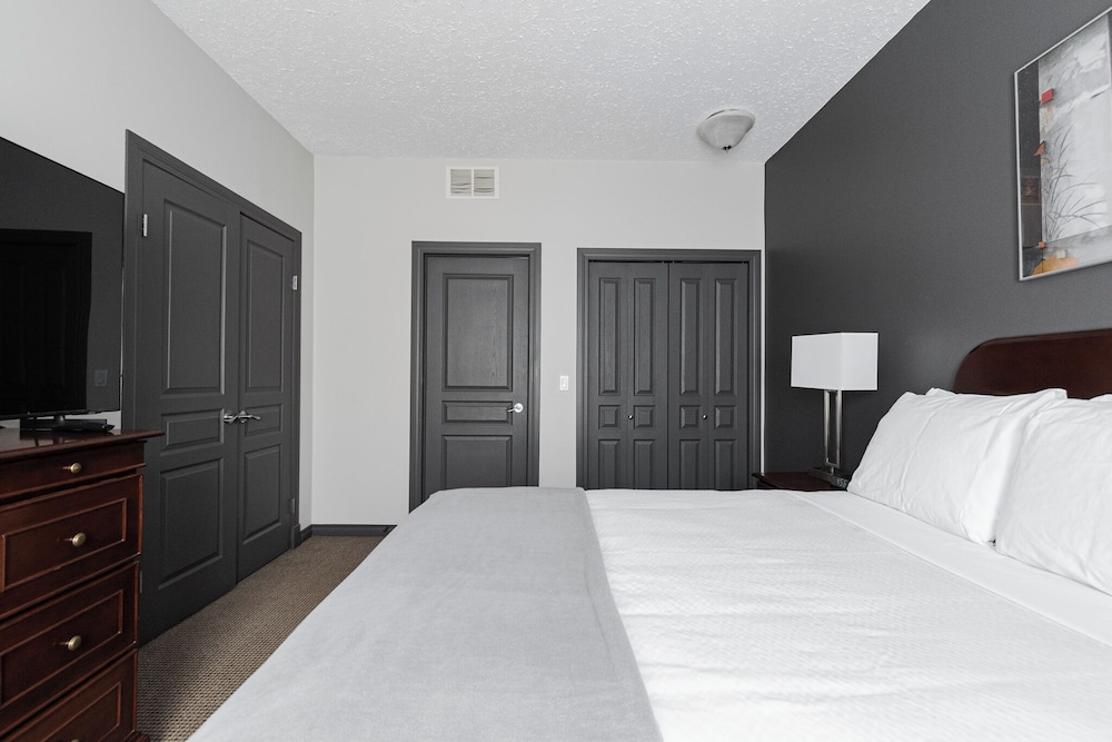 2 Bedrooms, Suite, King and Queen Bed, 2 Bathrooms, Kitchen
