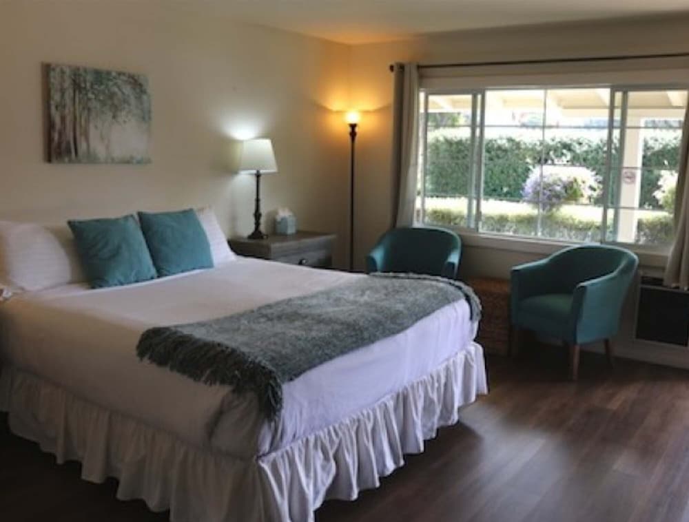 Cypress, King Bed, Kitchenette