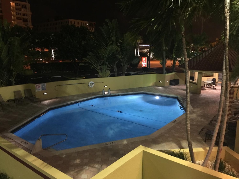 The Link Hotel on Sunrise 14/25