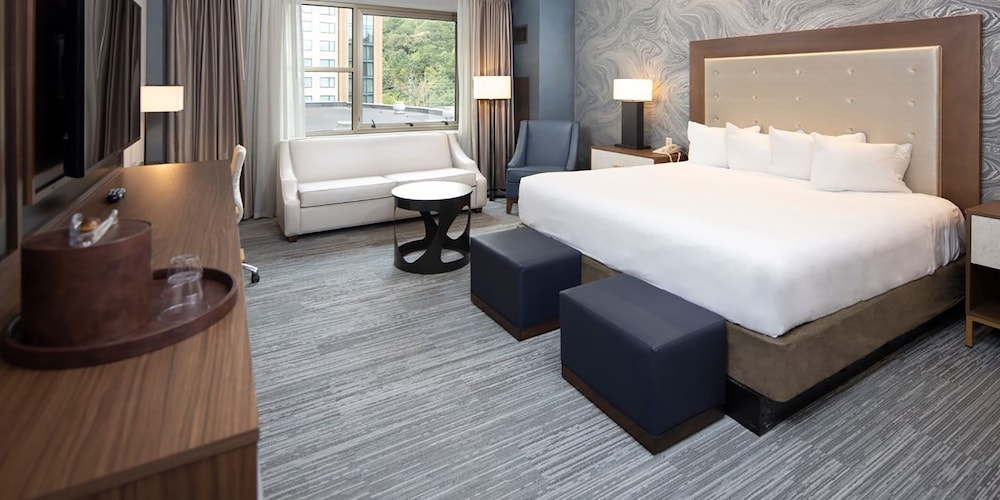 Mountain, King Bed, with View