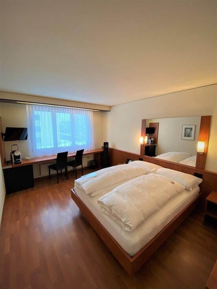 Standard, Queen Bed
