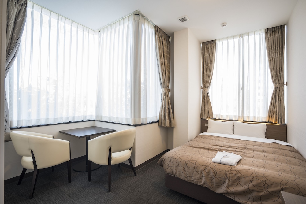 Moderate, Queen Bed
