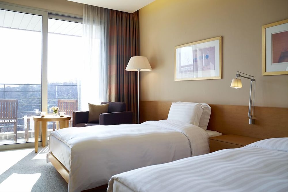 DELUXE, TWIN BEDS, GARDEN VIEW