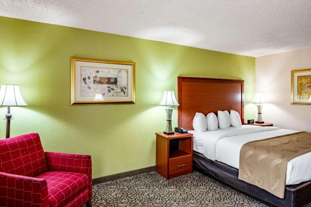 Efficiency, King Bed, Smoking