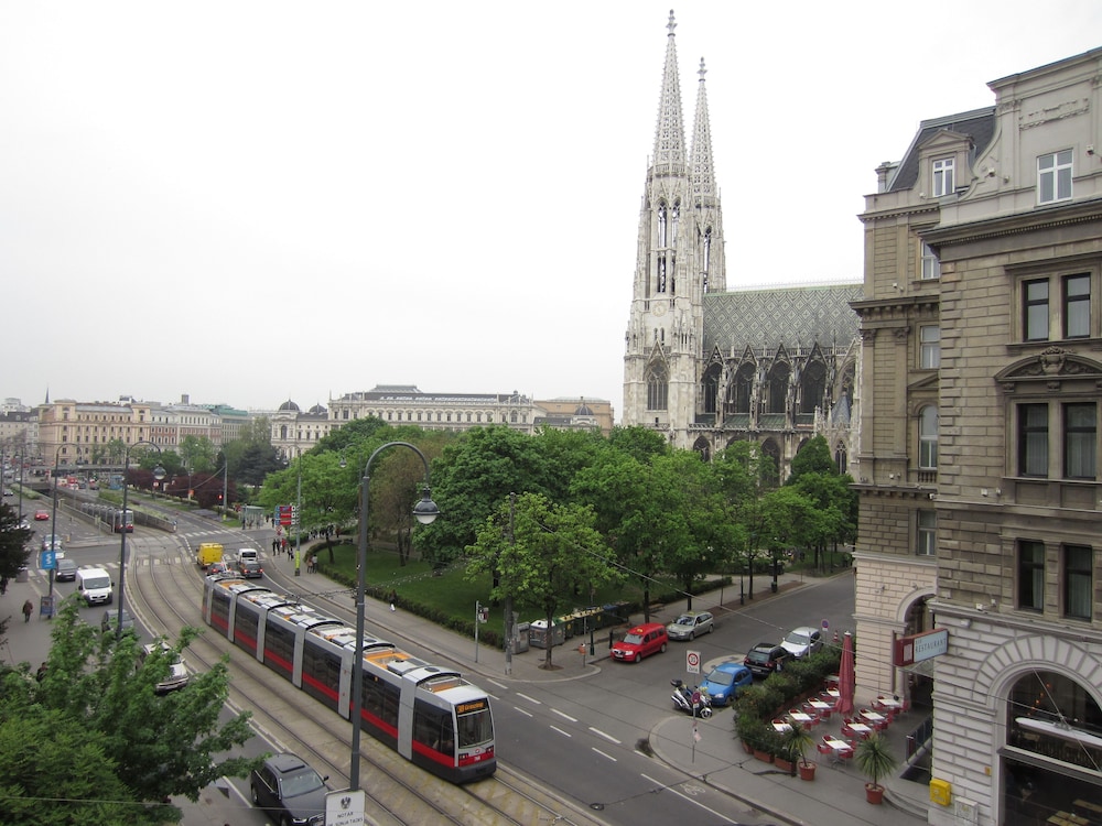PENSION BARON AM SCHOTTENTOR HOTEL 43/50