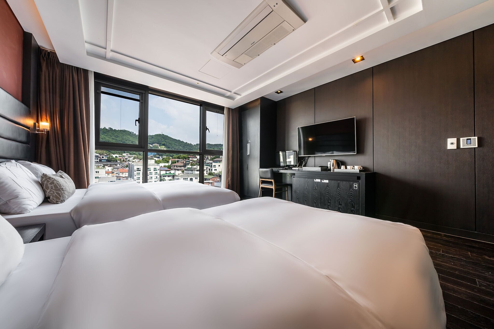 FAMILY, TWIN BEDS