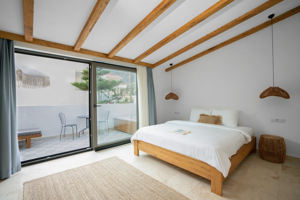 1 BEDROOM, PREMIUM, DOUBLE BED, JETTED TUB