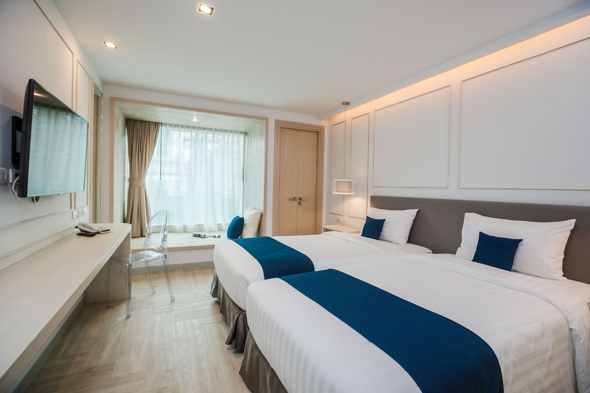 DELUXE, DOUBLE OR TWIN BED