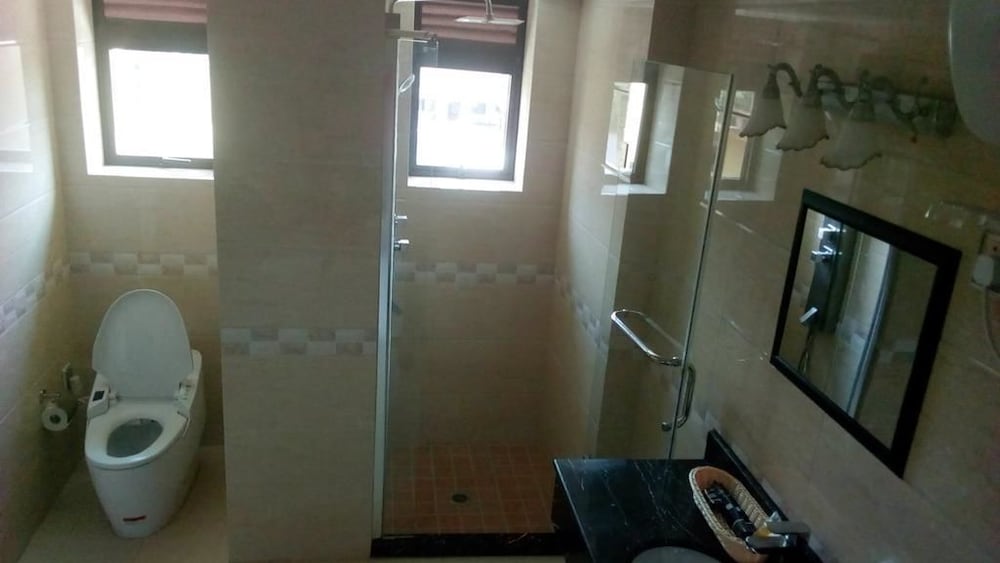 Courtyard International Hotel 40/40