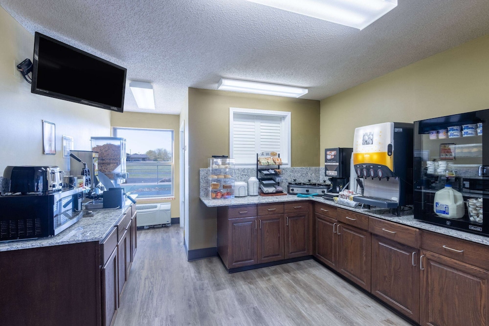 Super 8 by Wyndham Nixa/Springfield Area 25/39