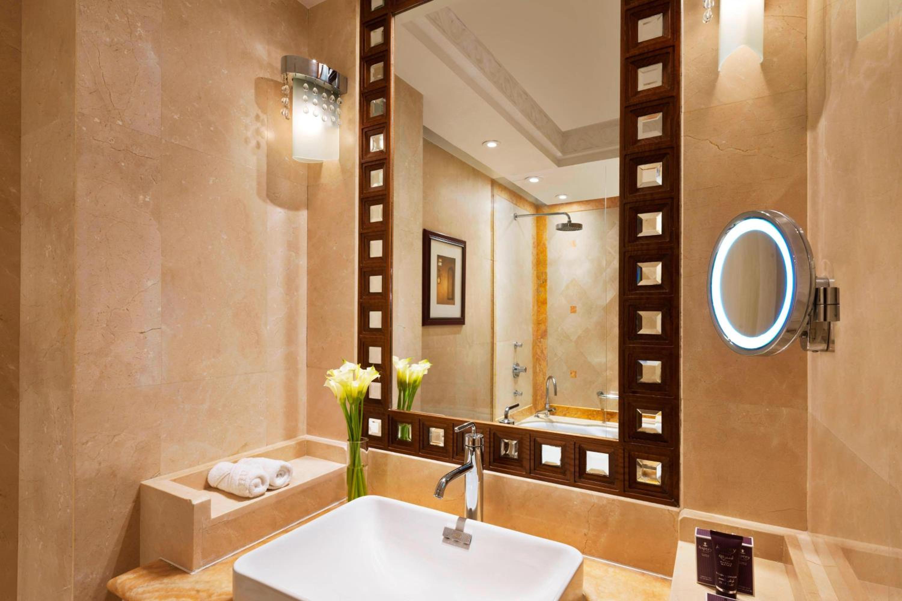 Guest Room, Deluxe, King Bed, Mountain View, Balcony, High Floor, Al Bustan Palace A Ritz-Carlton Hotel 2/3