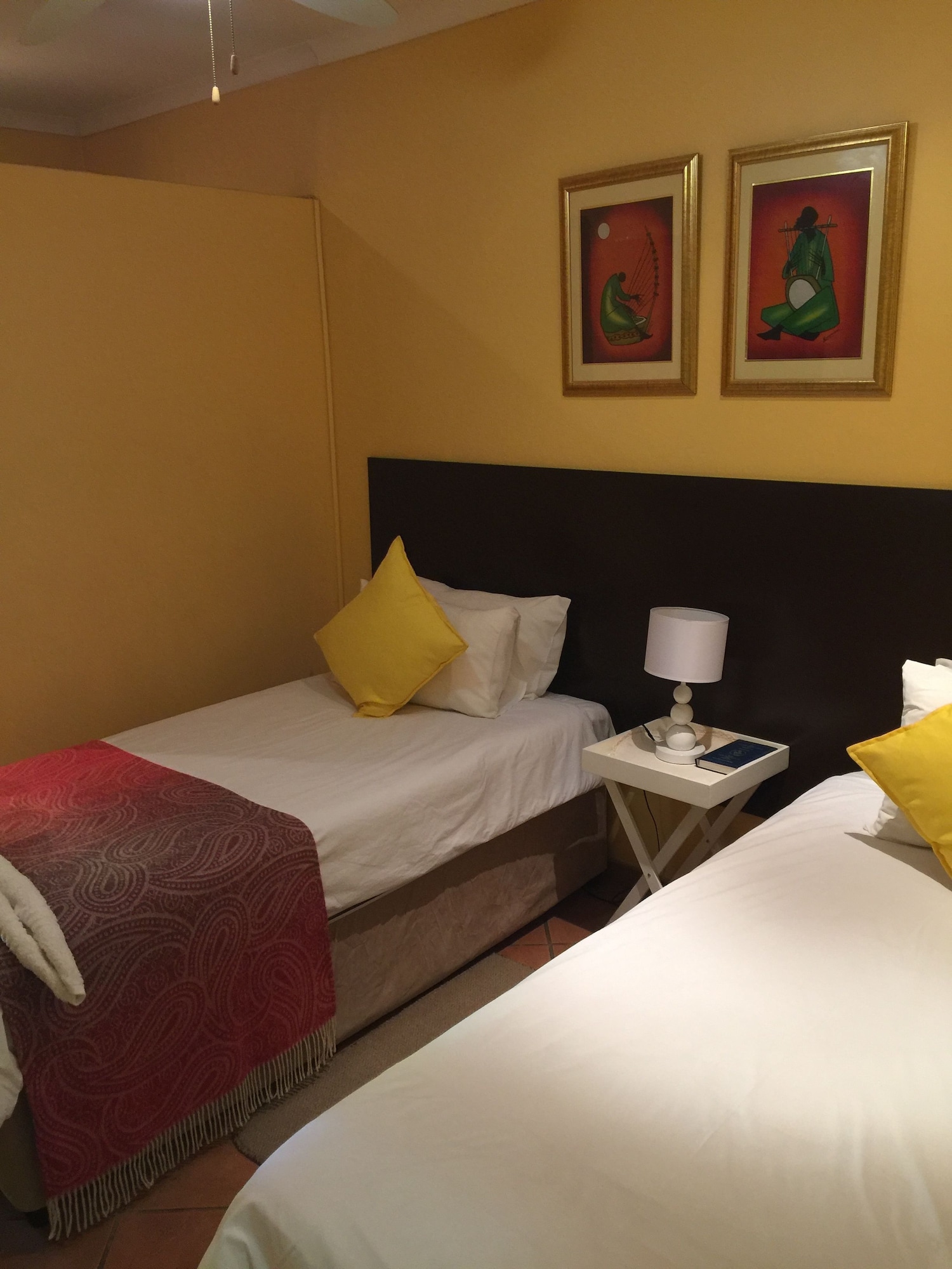 ROOM, TWIN BEDS