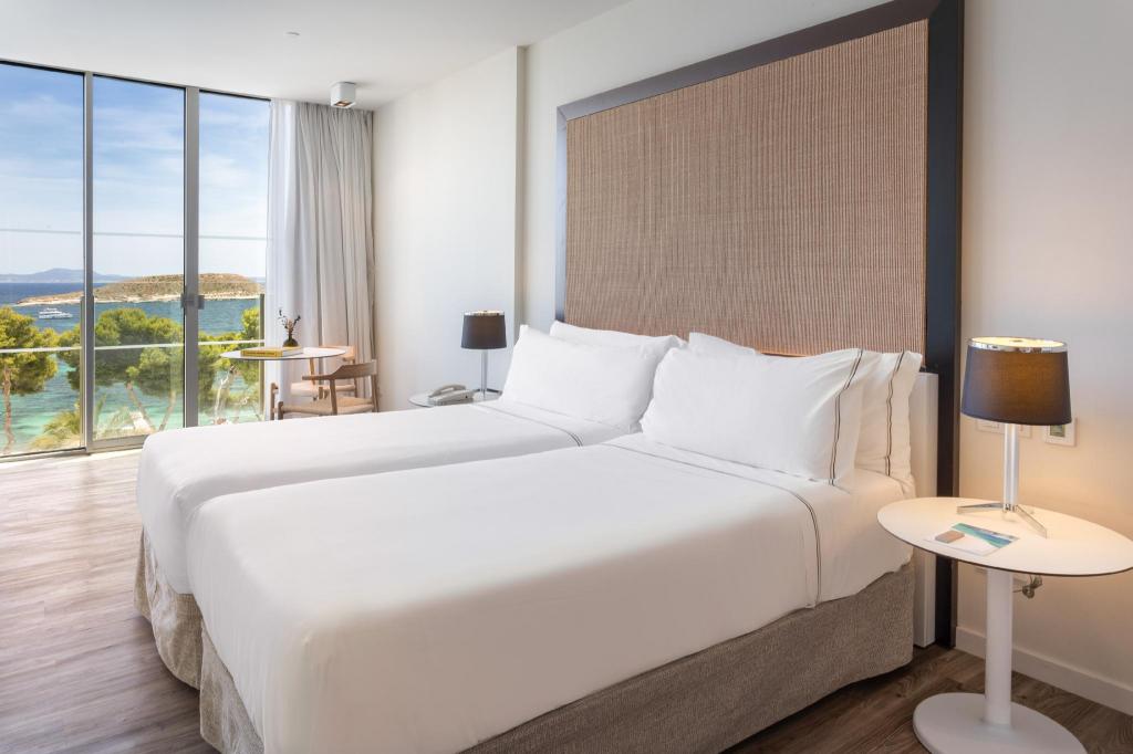 2 Bedrooms, the Level, Suite, King Bed