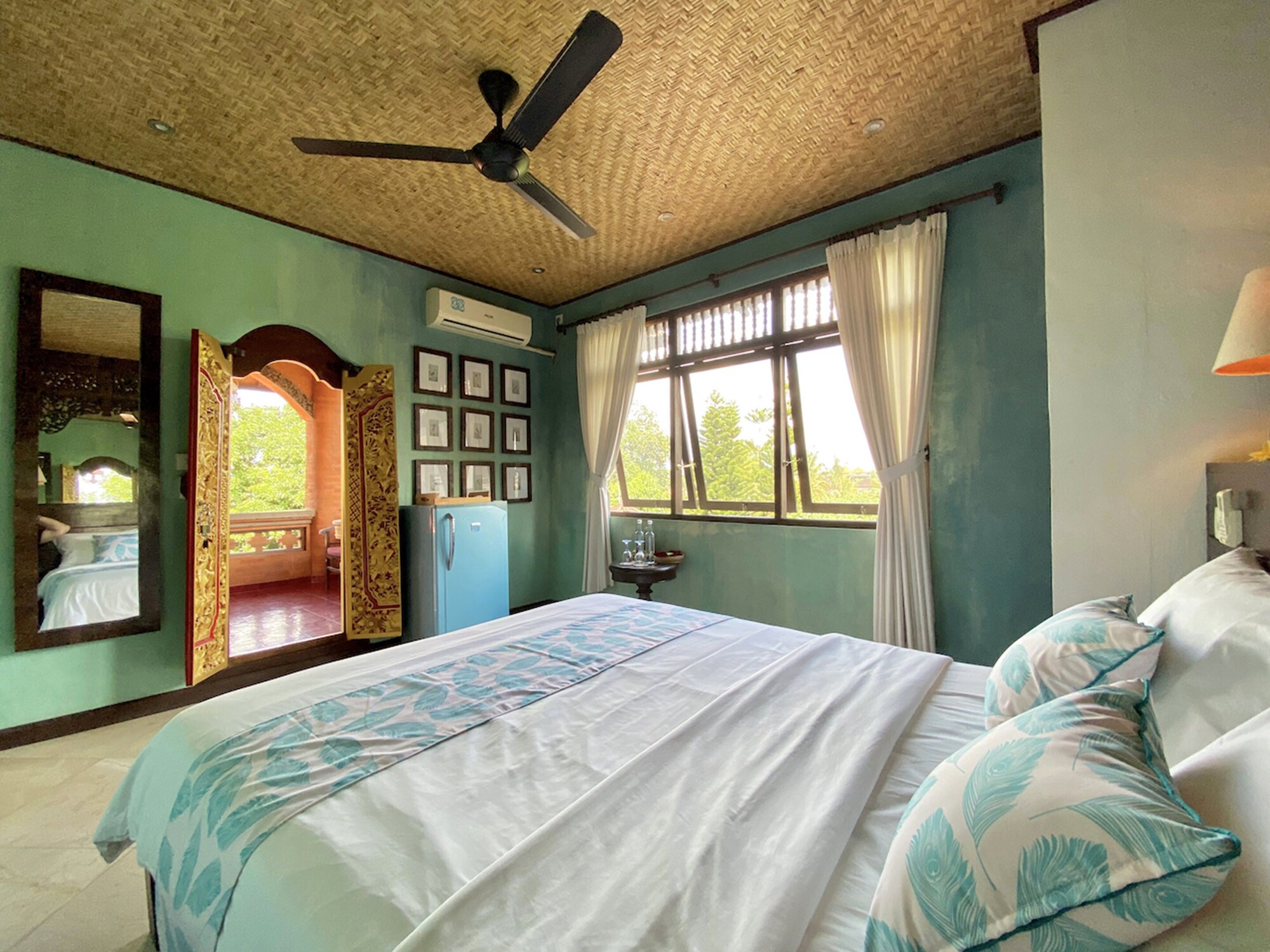 Superior, Queen Bed, Garden View