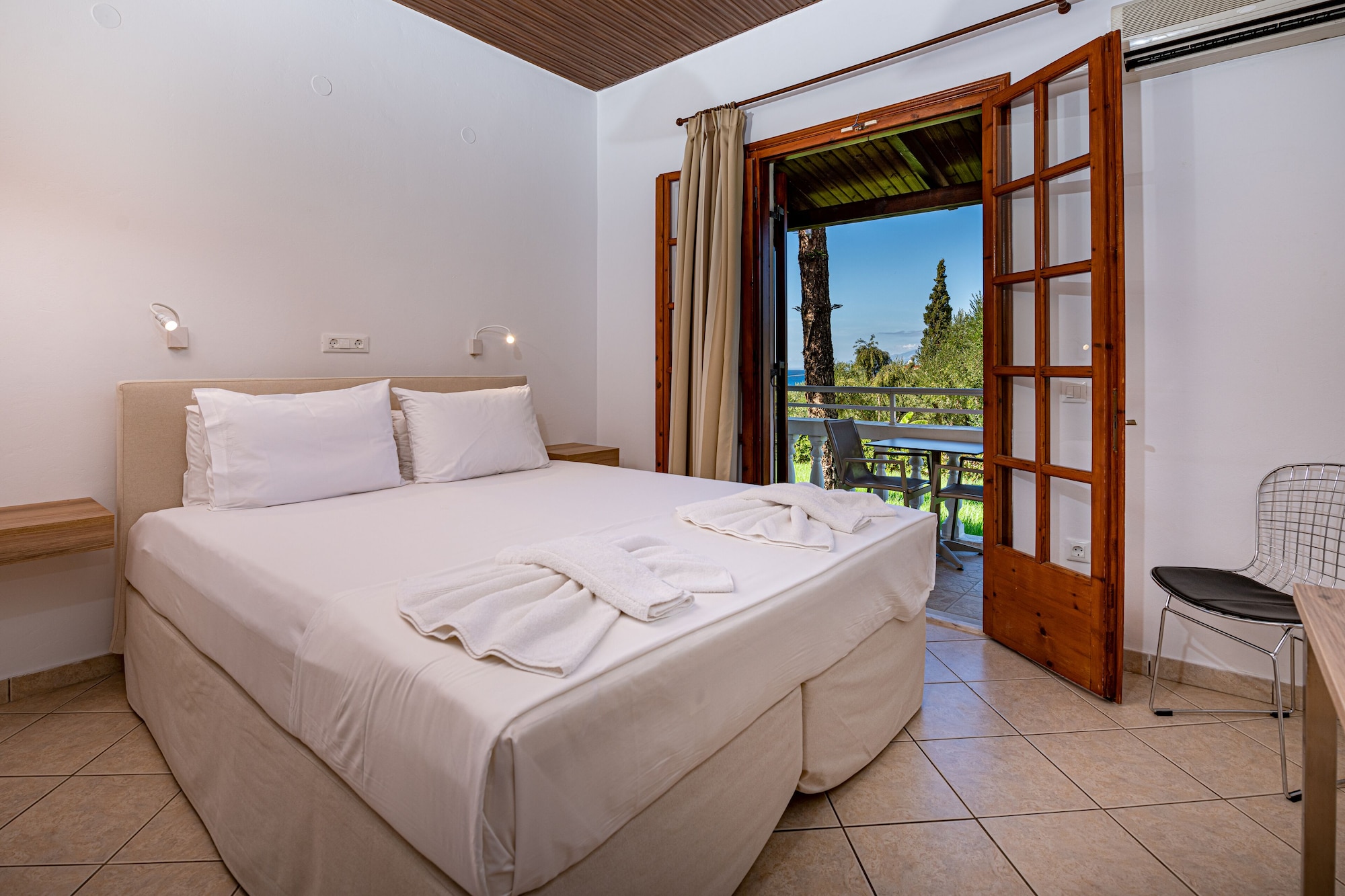 STUDIO, DOUBLE BED, GARDEN AND SEA VIEW