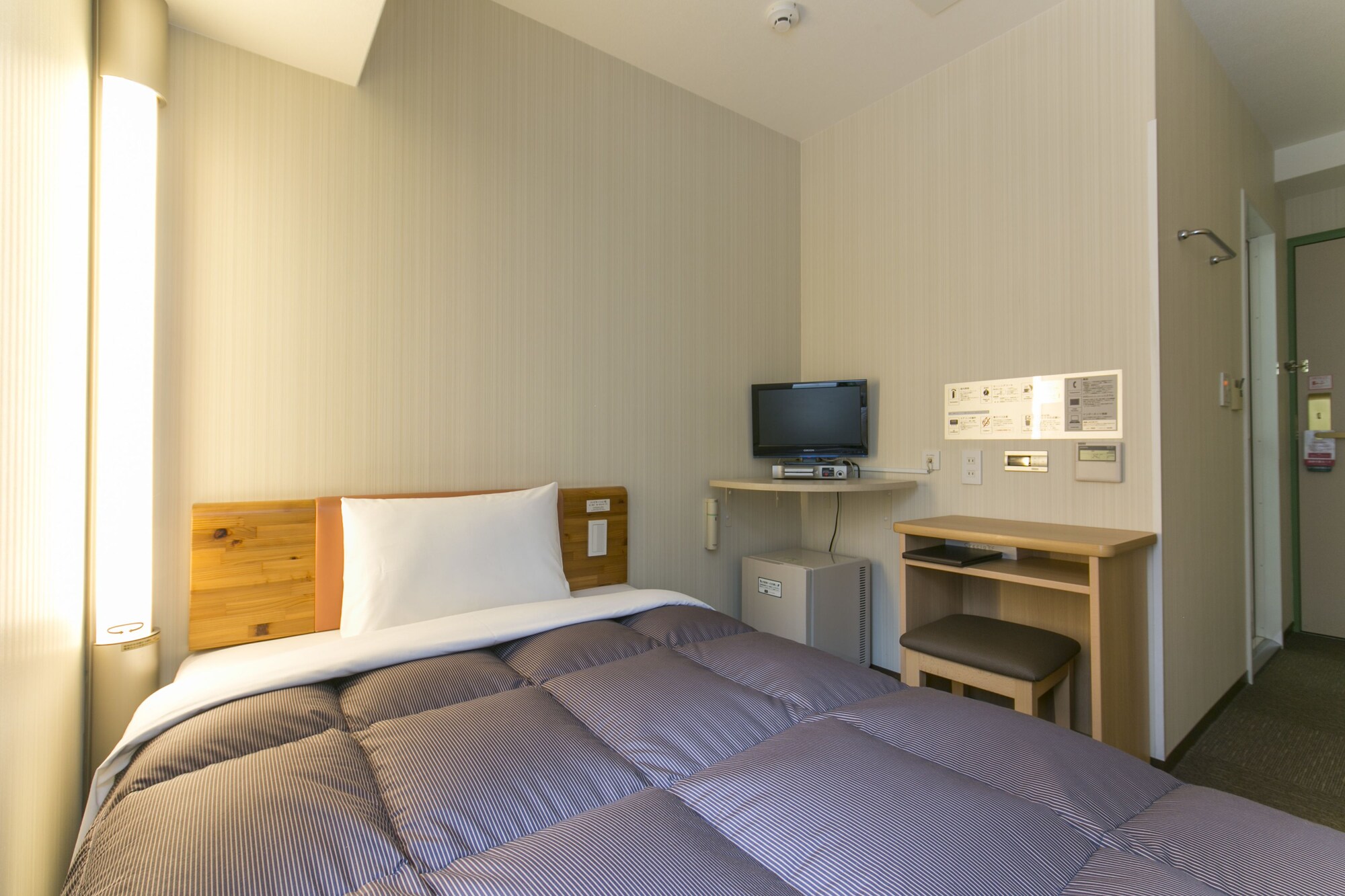 SEMI ROOM, SEMI DOUBLE BED