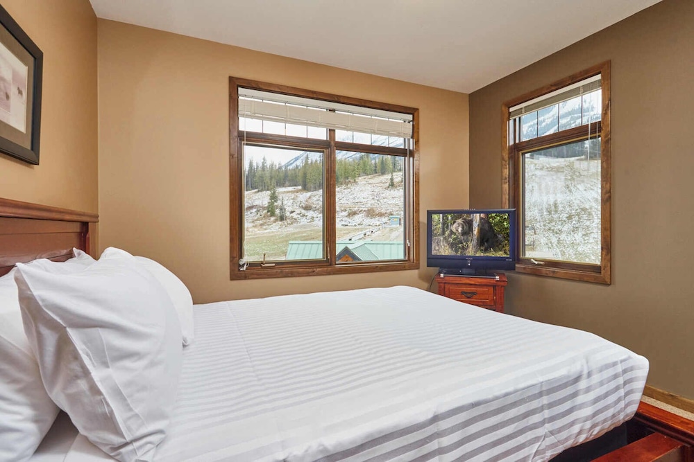 Glacier Mountaineer Lodge 9/32
