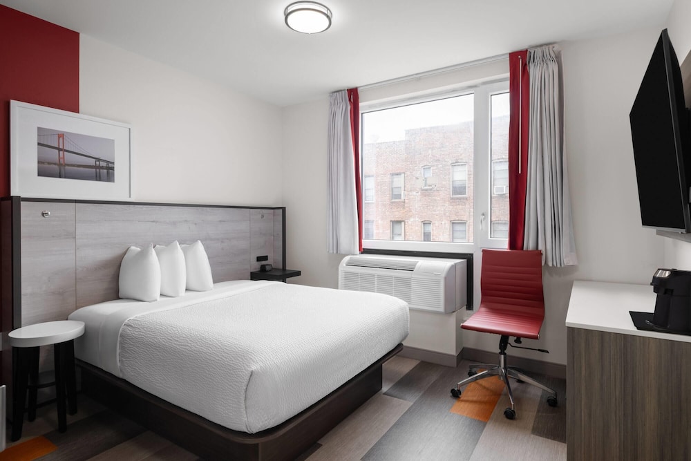 ROOM, QUEEN BED