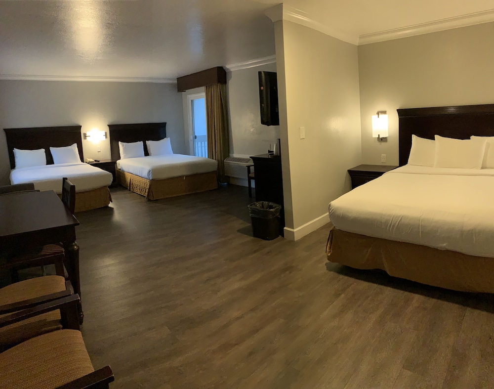 Family, 3 Queen Beds