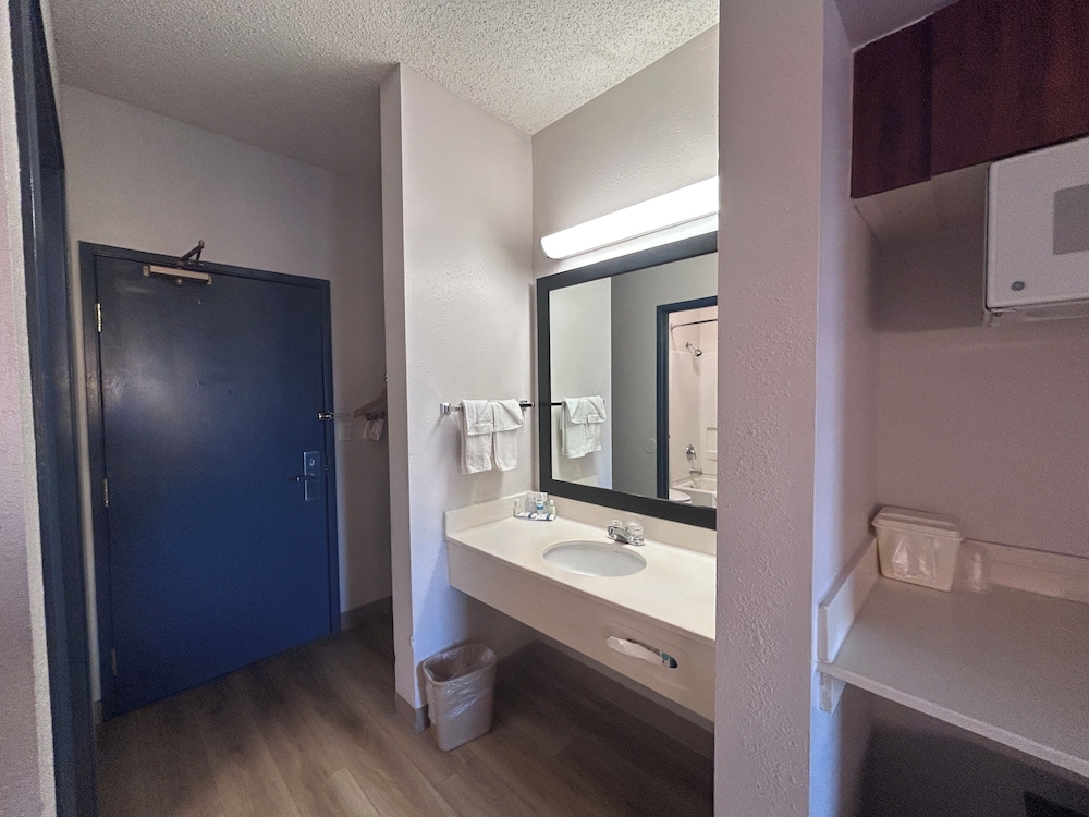 Standard, King Bed, Spark by Hilton Denver Tech Center Centennial 8/9