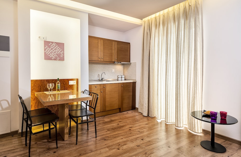 Elina Hotel Apartments 69/79
