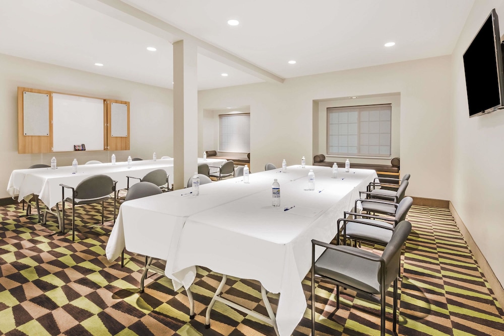 Microtel Inn and Suites By Wyndham Beaver Falls 23/30