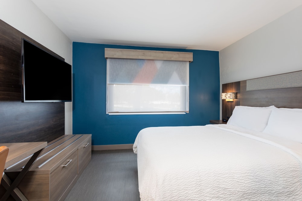 Standard, King Bed, Accessible, Holiday Inn Express Clearwater East Icot Center 5/10