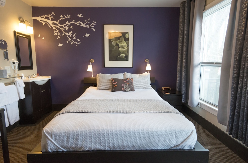 Island, Queen Bed, Shared Bathroom