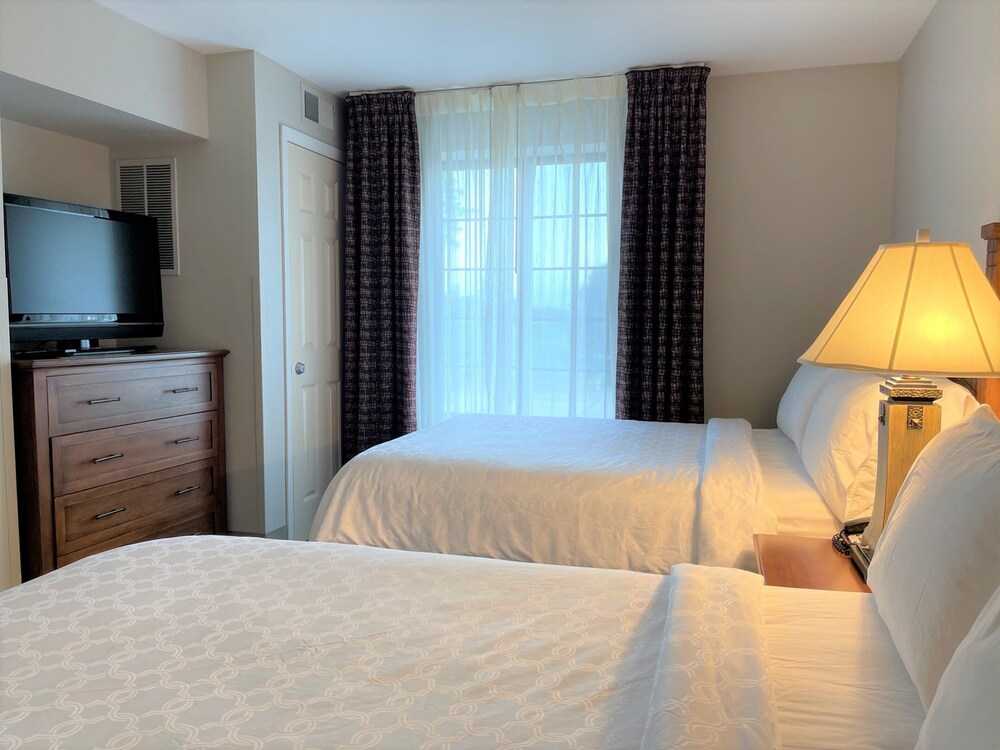 Staybridge Suites Milwaukee West-Oconomowoc 13/73