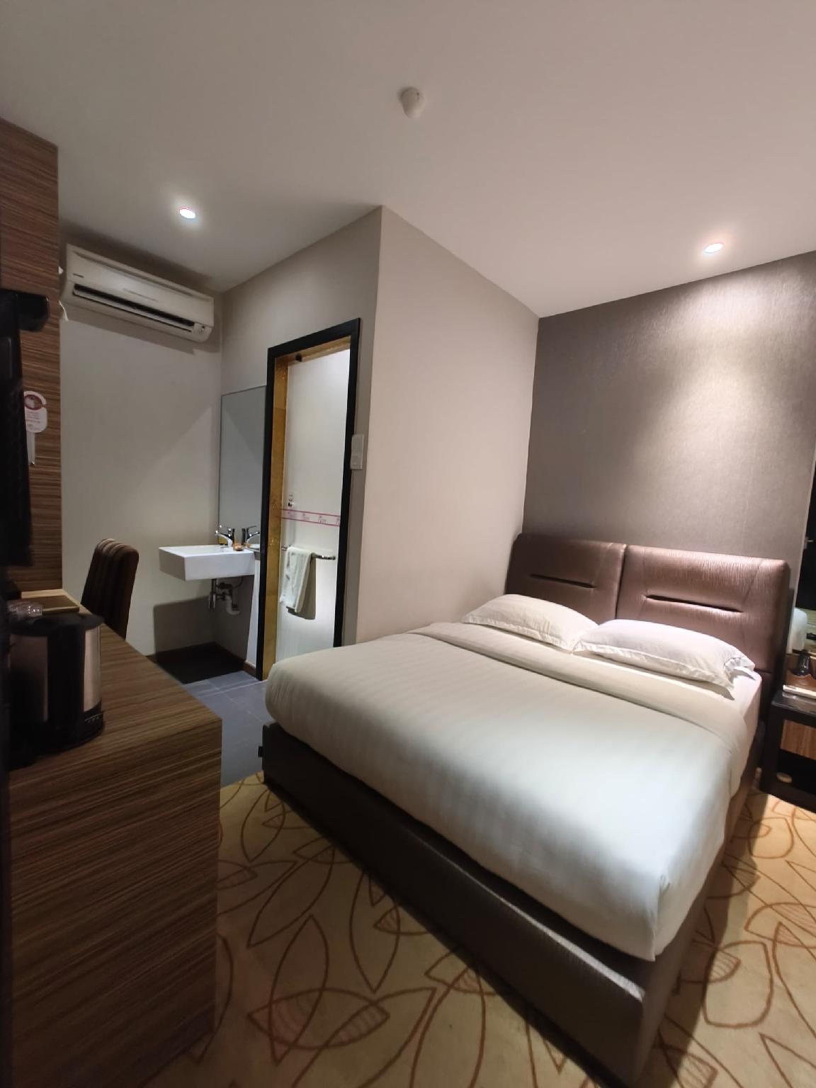 Standard, Queen Bed, No Window