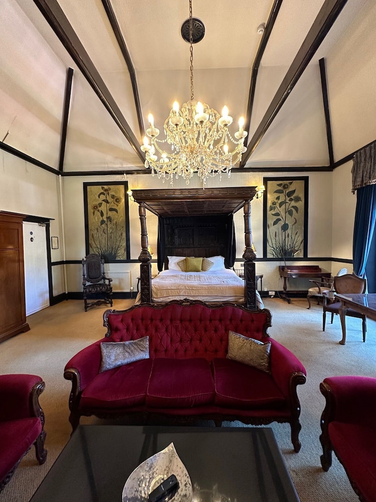Langtry Manor Hotel 37/47