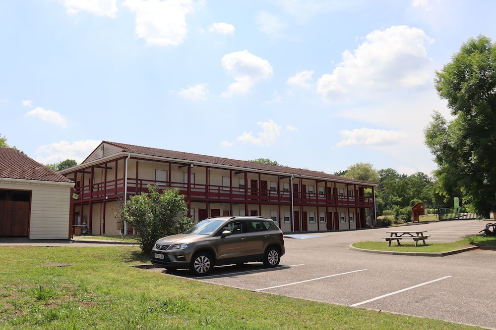 Village Hotel 28/33