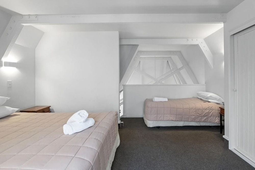 Camelot Motor Lodge 26/62