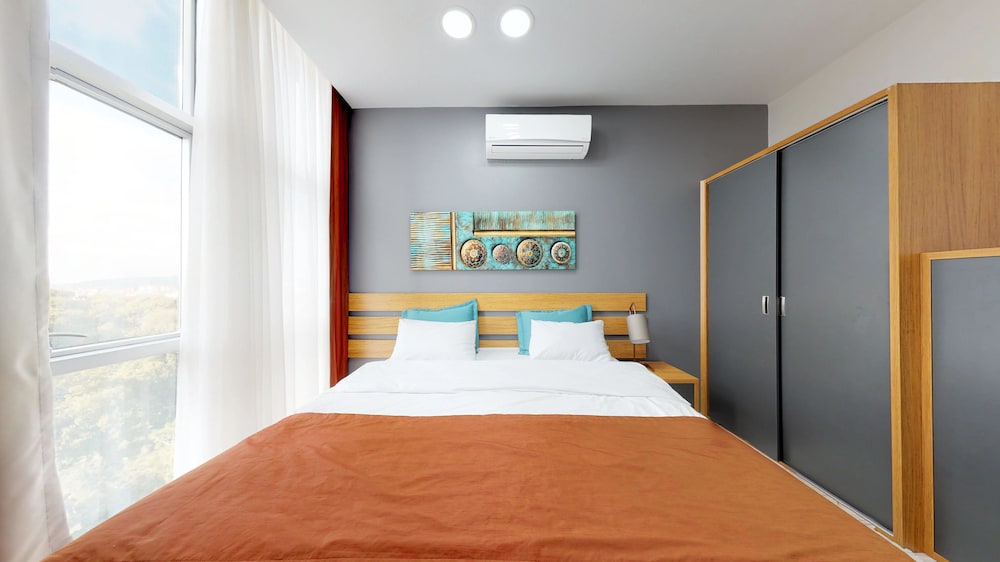 1 BEDROOM, FAMILY SUITE