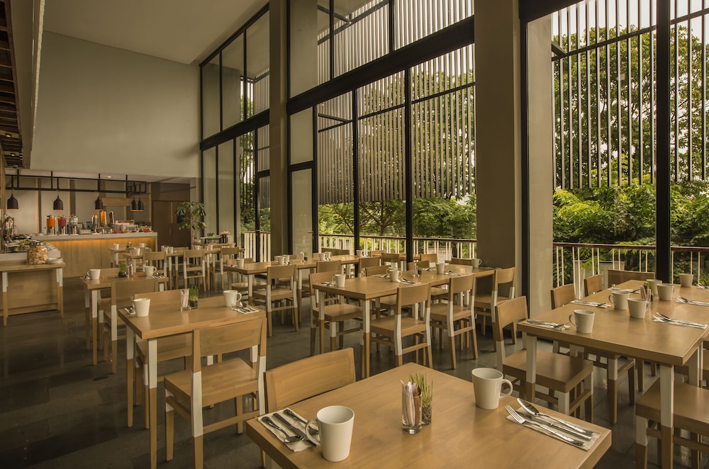 Up-Peak Hotel Simpang Lima Semarang Powered by Archipelago 25/33