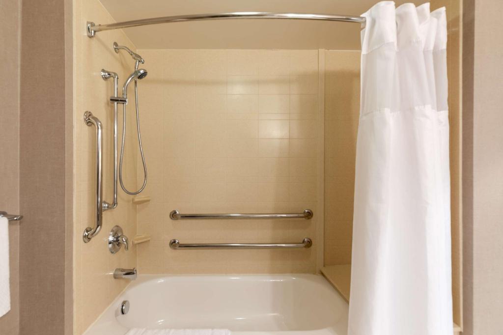 جناح بسريرين كوين بغرفتين لذوي الإعاقة، DoubleTree by Hilton Hotel Savannah Airport 4/5