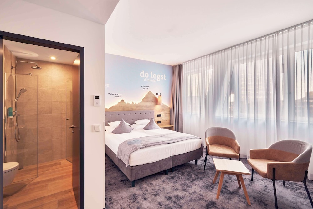 COMFORT, QUEEN BED, CORNER