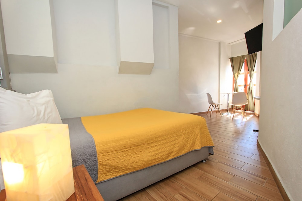 DELUXE, STUDIO, SUITE