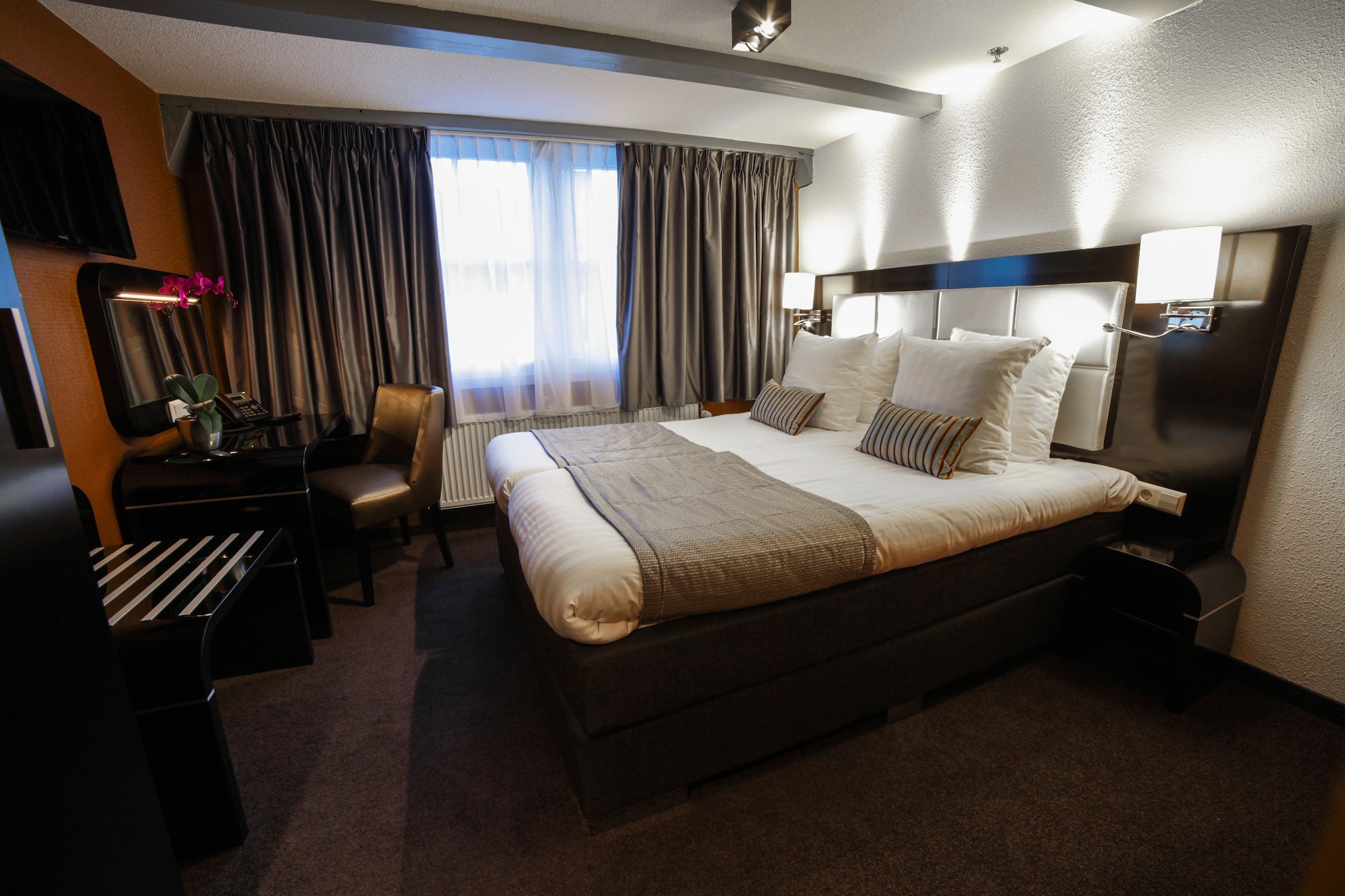 ROOM, TWIN BEDS