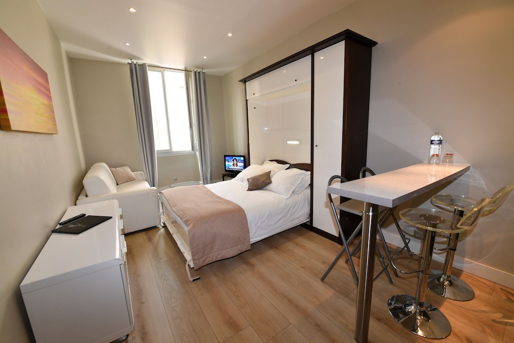Hotel De Provence 35/70
