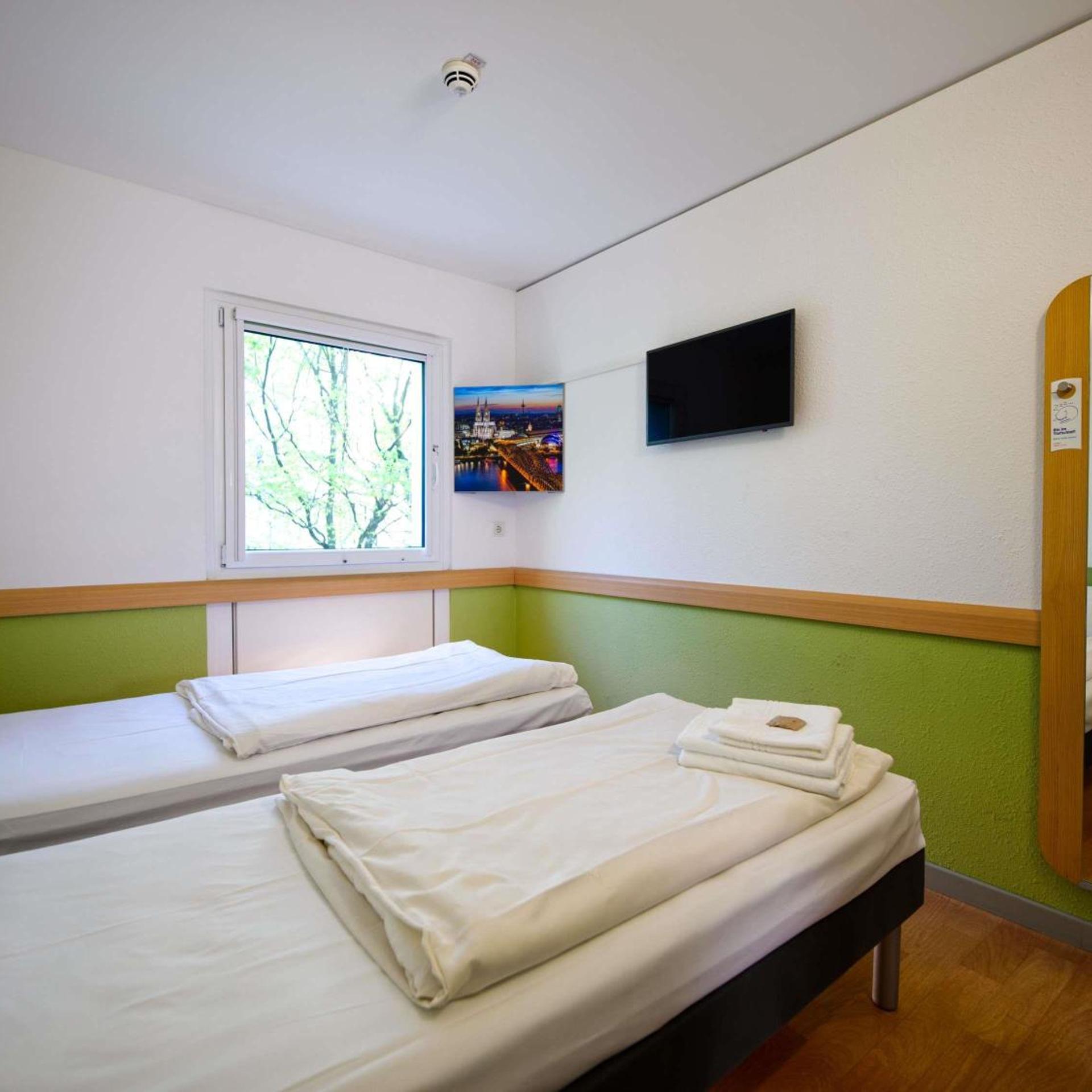 ROOM, TWIN BEDS